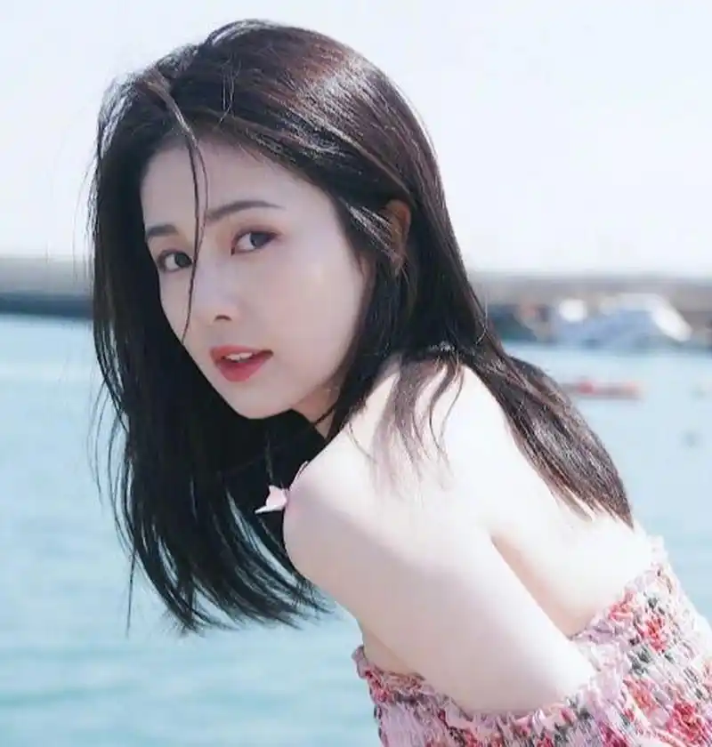 白鹿的牙齿大笑起来太有感染力了吧99 白鹿的五官长相平平 唯一她笑