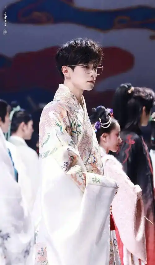 妖扬不愧是"古风圈一体机",穿上汉服后温润如玉,太迷人_显得_造型