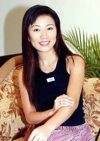 她貌美如花,师从刘文正,骗走王杰的车子房子,如今遭