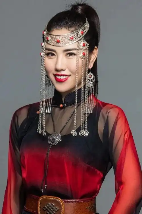 哈布尔,蒙古族,当代著名蒙古族女中音歌手,中国绿色环保形象大使