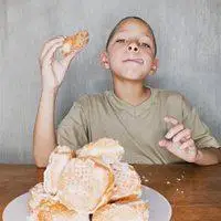 吃面包的小男孩头像【点击鼠标右键下载】