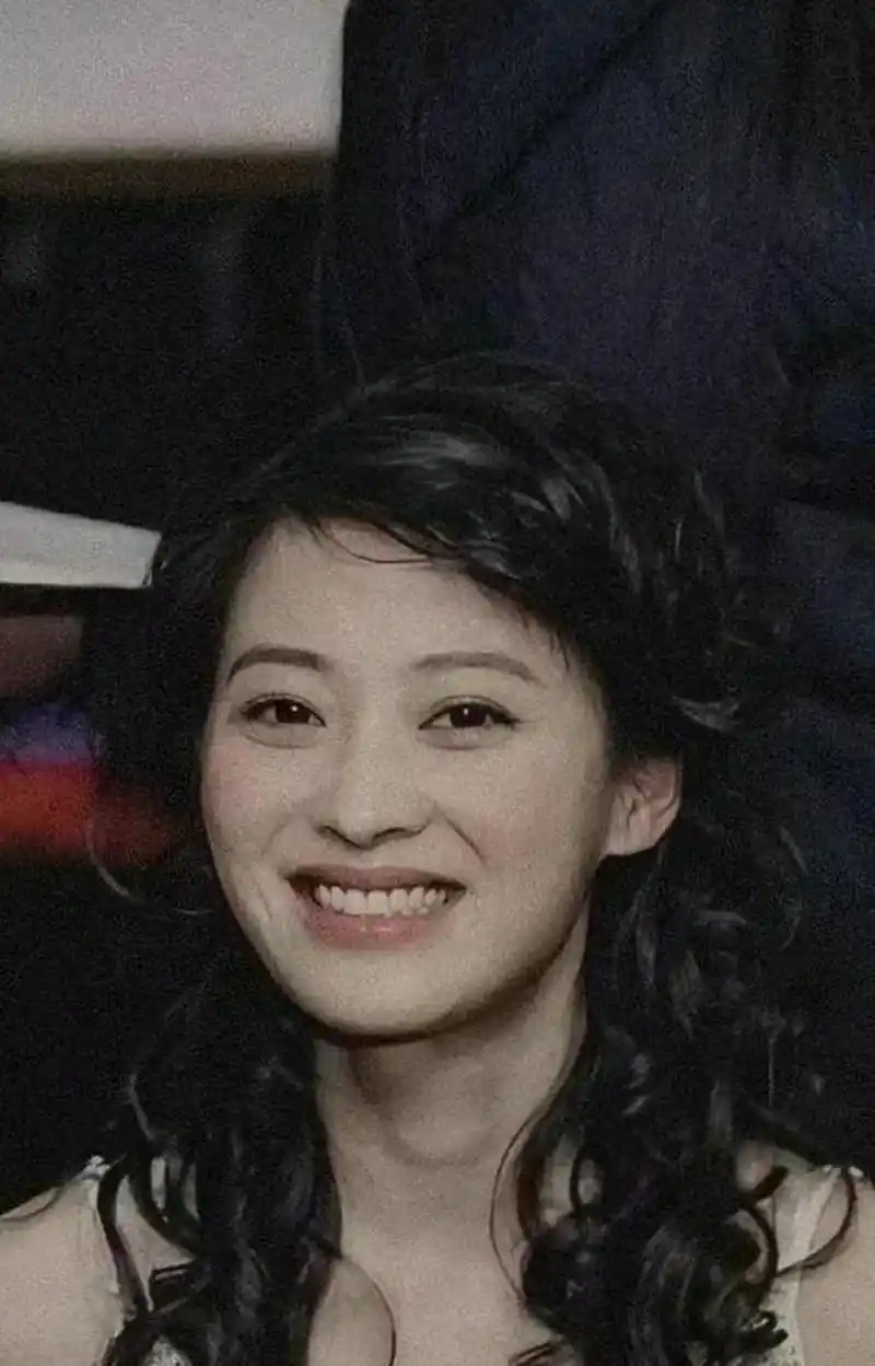 年轻时的梅婷漂亮得好像瓷娃娃一样啊!这也太美了吧!