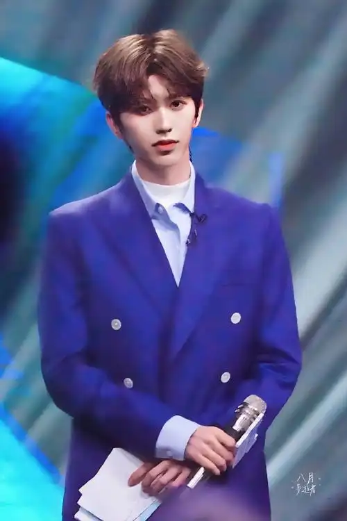 蔡徐坤蓝色西装