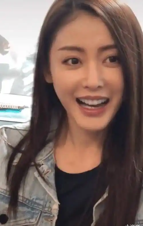 有种低调叫张天爱的房间,当看清桌上的东西,还以为是个大学生!