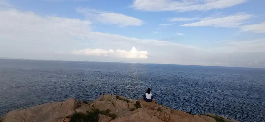 海 野花 悬崖边看海的人 - 一灯大湿 - 图虫