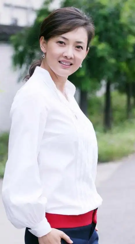 情感生活牛莉照片1997年结婚,老公是圈外人,刚从解放军艺术学院毕业时