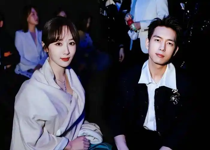 杨紫李现恋爱细节被扒,除同款手机壳同款衣服,两人动态也现端倪_李现