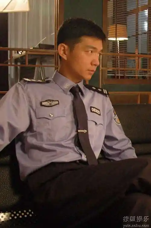 邢佳栋《雪琉璃》挑大梁 戏里数次与古董结缘