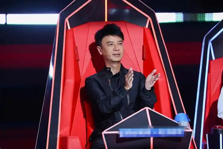 中国好声音第十季首播8位导师拥挤不堪选手质量大打折扣