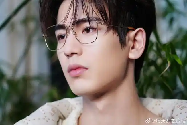 张凌赫体重只有130斤