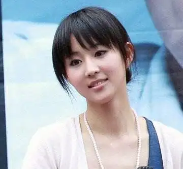 张钧甯高中时期的旧照被翻出肤色虽然黑但短发十分帅气