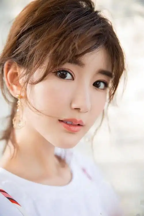 回顾毛晓彤:刚出生被扔垃圾桶,成名后父亲找上门要五千万赡养费