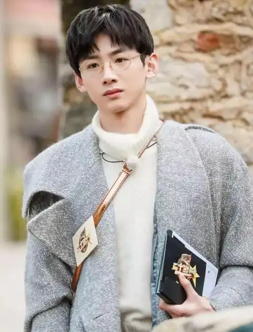 上春晚"败光"路人缘,"口碑下滑"的白敬亭,都经历了什么?