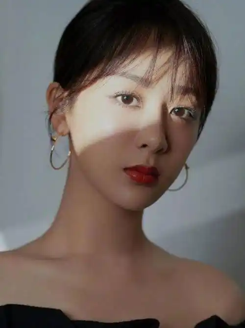 这样一看,杨紫的脖子很修长,肩部线条也好看,一字肩很适合她,以后可以