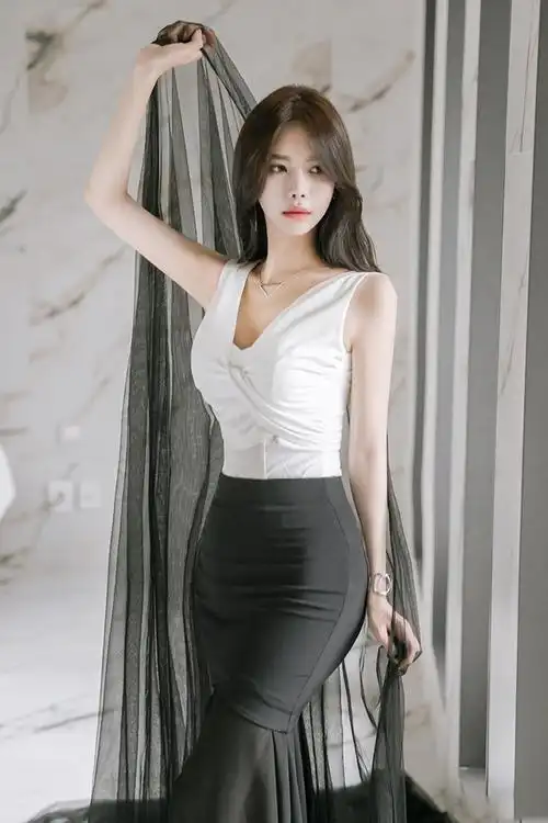 低胸装美女模特深沟性感美女图片