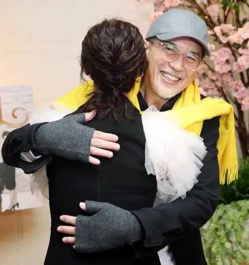 72岁秦汉翩翩现身,谈与林青霞密婚他这么回应