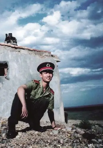 张译晒军装庆祝八一建军节_凤凰网娱乐_凤凰网