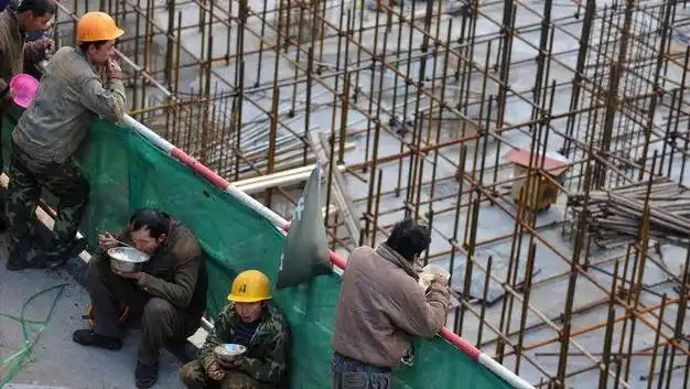 了,靠在农村干点零工,根本没法支撑了,我只能跟一些同乡人,到外地打工