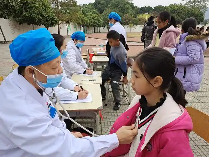鸣凤中心小学用公用经费为学生进行健康体检