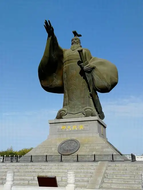 遗址上从新修建的,周围四周绿化树木花草,并建有几座桥梁,有汉武帝