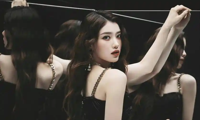 韩国女团成员沈小婷杂志美照化身优雅黑天鹅,还是中国美女大气!