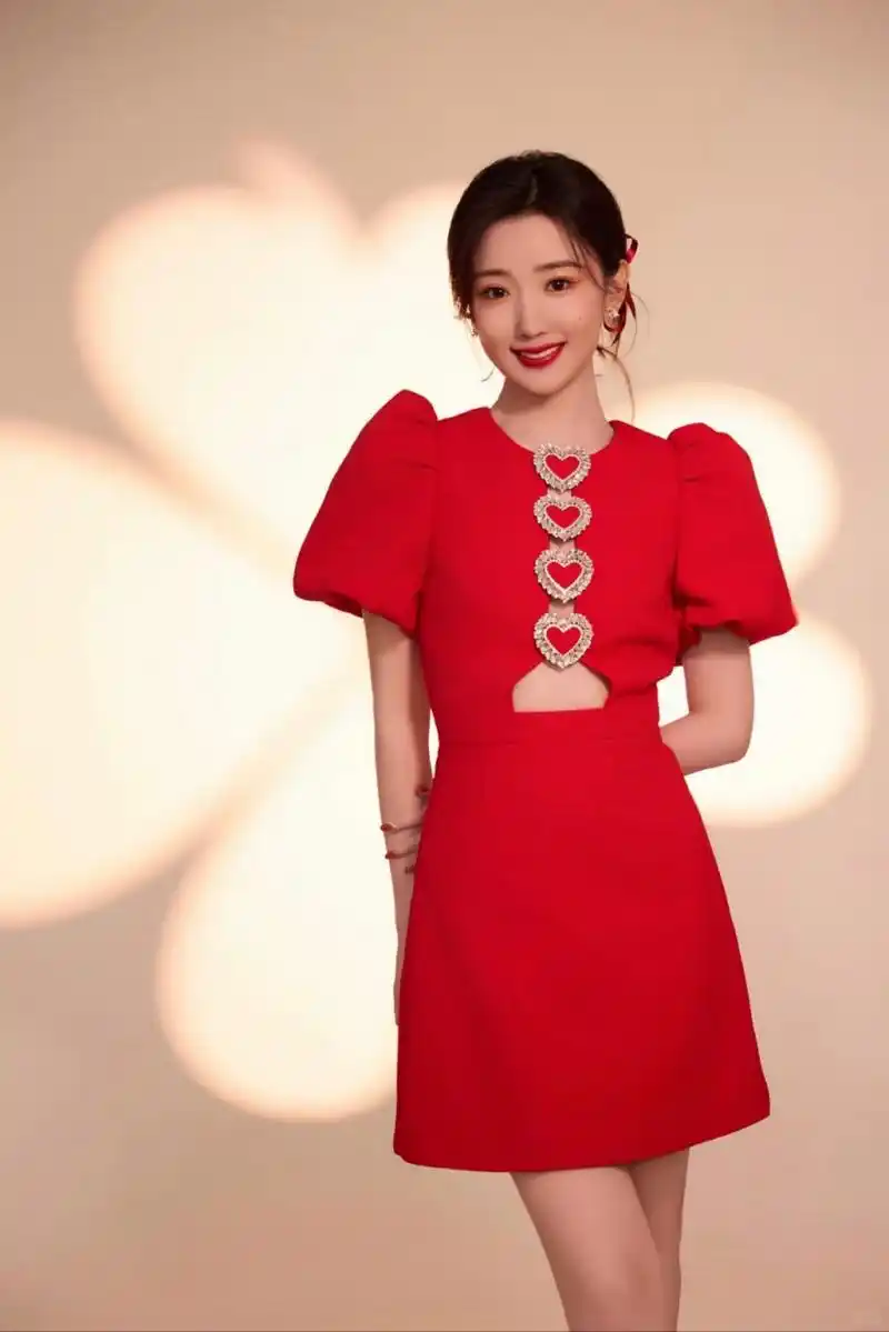 毛晓彤红色连衣裙造型,浪漫复古又不失时尚魅力  毛晓彤的这组美图真