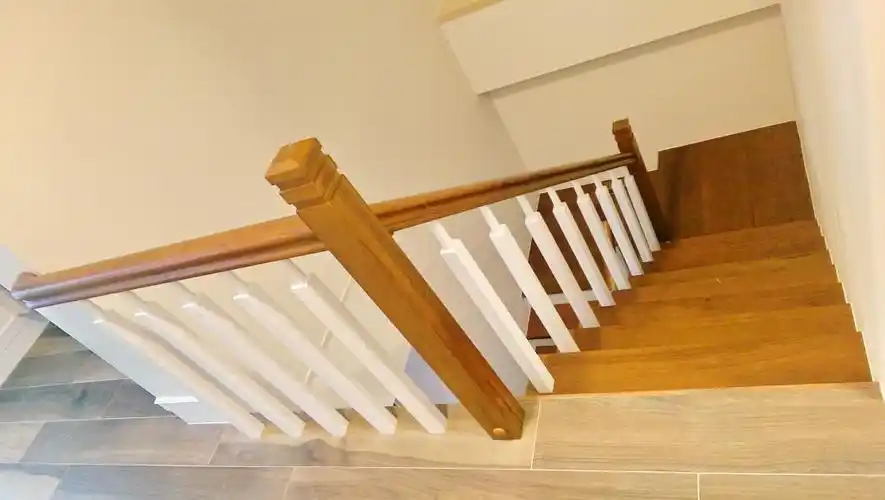 楼梯扶手,原木,木扶手,木园企业,实木地板,木质,集成式踏板,榉木扶手