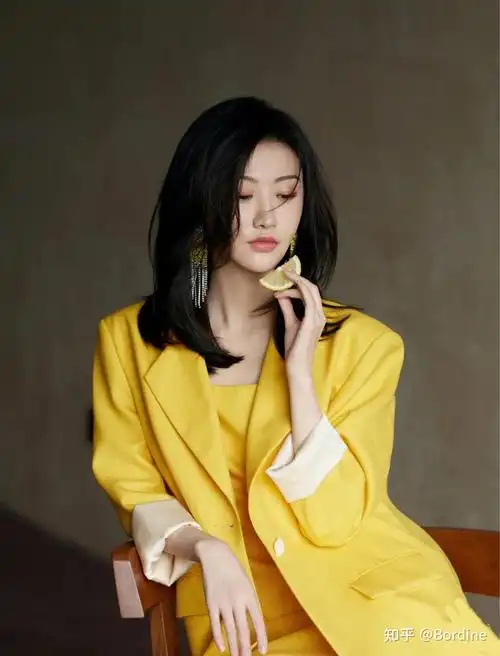 亮丽黄色是2021流行色明星们穿搭出了清新之感比较适合春夏