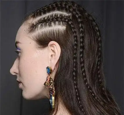 贴头辫的辫子,可大可小,数量多少等都可以根据女生的喜好来决定.