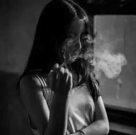 女生抽烟头像黑白图片