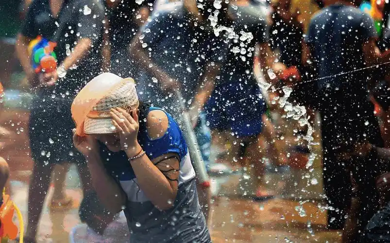 泼水节跳舞欢乐高兴soogifsoogif出品gif动图_动态图_表情包下载_soo