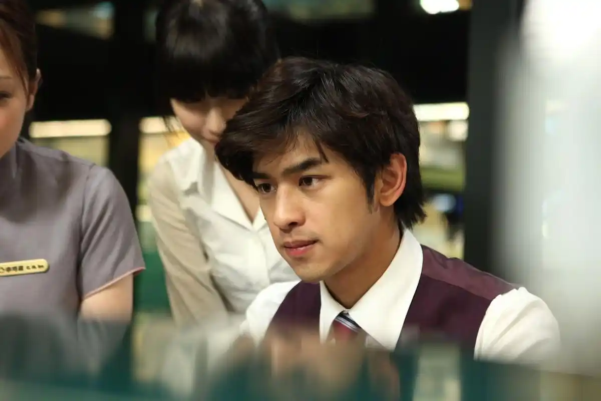 他是《蓝色大门》中的完美初恋情人张士豪,也是《我可能不会爱你》里