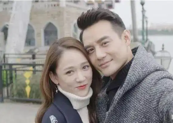 王凯恋情最新曝光,兜兜转转还是她,网友:你不是请病假了吗