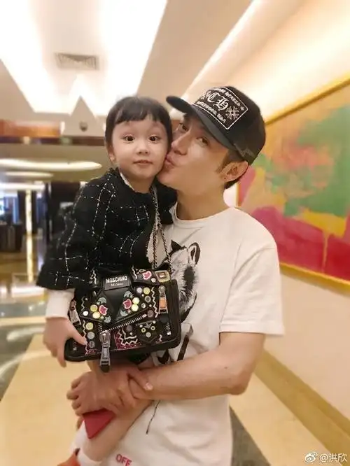 洪欣的儿子4岁就跟着继父如今16岁对同母异父的妹妹特别好