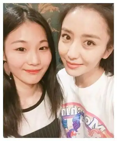 6位明星和路人合影照,关晓彤像邻家女孩,最后一位美得惊艳!