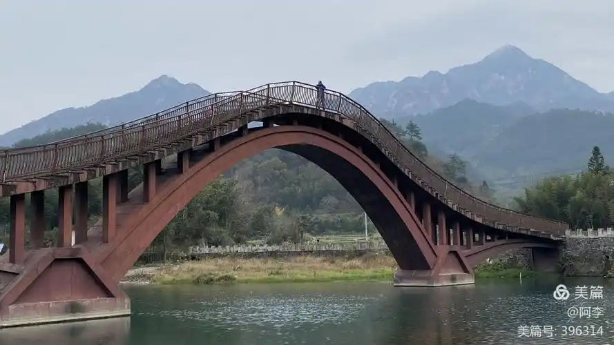 新修的桥造型别致,配合背景秀丽层叠的山和碧绿爽清的水,不同角度