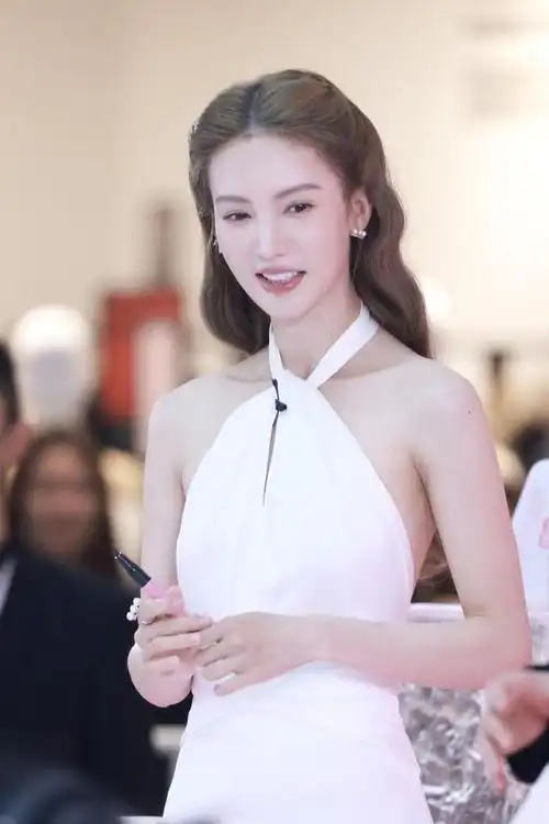 32岁的金晨性感无敌!雪肤玉貌身材曼妙