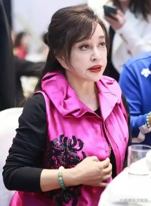 70岁了,作为奶奶级辈分的人物,她平日里的状态依旧像30多岁中年女演员