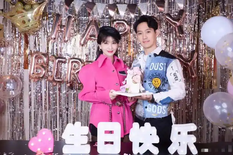 美了一辈子赵雅芝与儿子同框似姐弟,生日快乐!