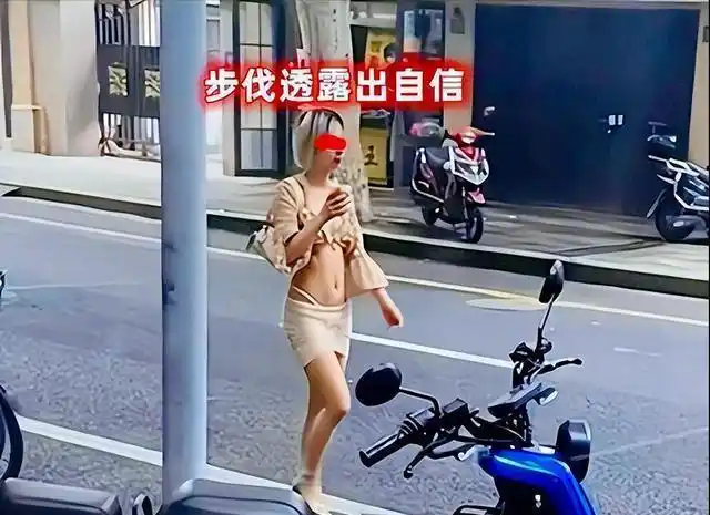 纪实:女子穿着清凉出门,腰间缠根绳,路人拍摄时很自信|超短裙|美女_网