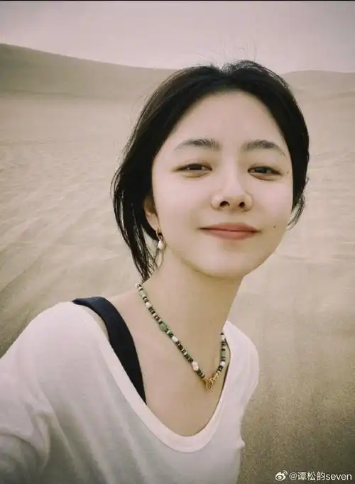 谭松韵九宫格差三张##谭松韵沙漠素颜自拍