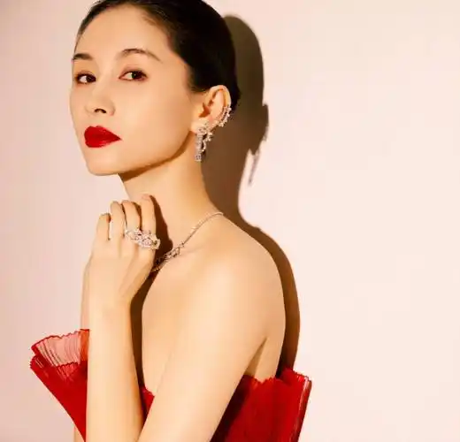 原创跟吴永恩分开之后王子文红色抹胸裙出镜美美哒