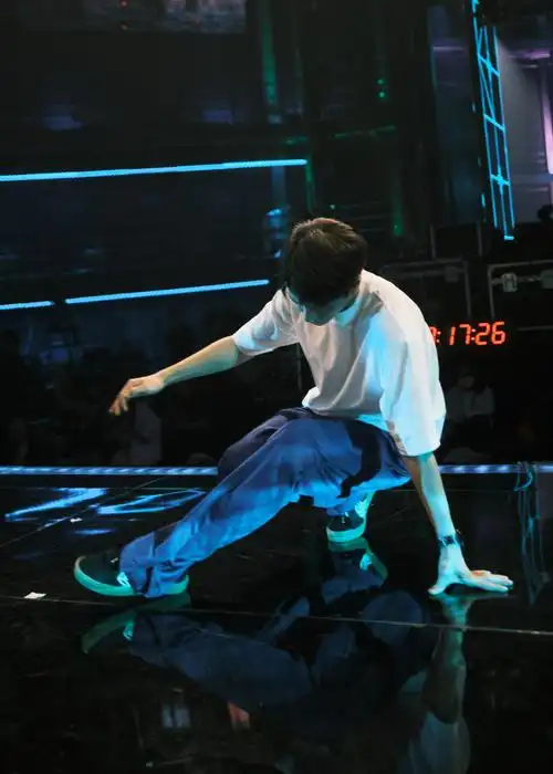 王一博街舞4花絮照 顺毛的一豹队长看起来好乖喔