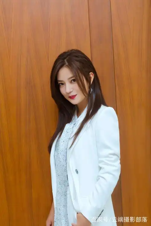 赵薇时尚造型引领时尚潮流,曾经可爱小燕子已成往昔回忆