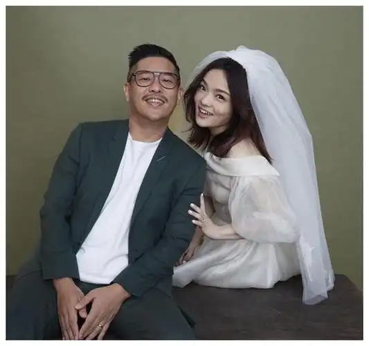 诞节前一天,朱桢和演员王阳不约而同地宣布得子的喜讯.