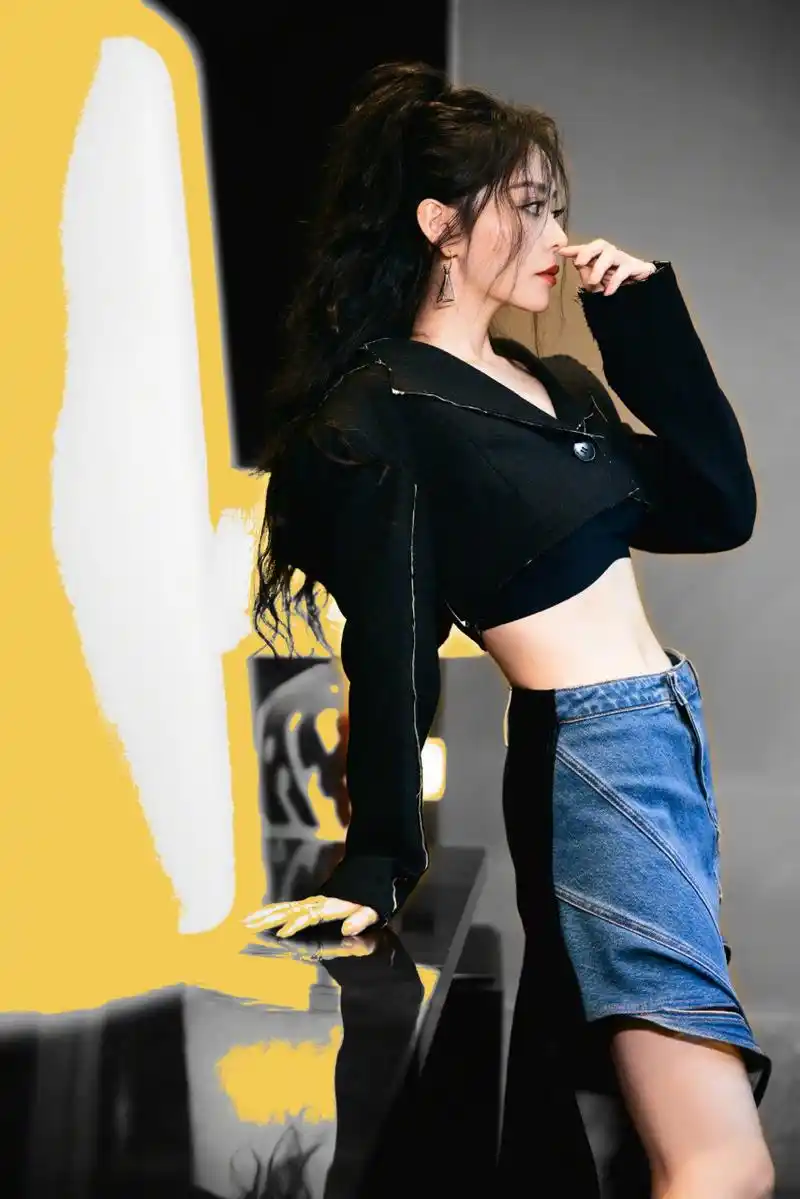 张靓颖:露马甲线的小腰精 #张靓颖