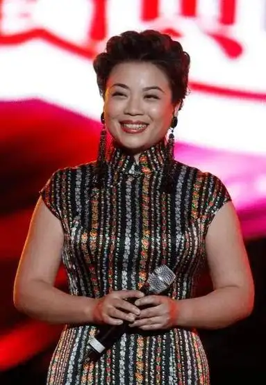 歌唱家张也是中国歌坛上备受瞩目的一位歌手,他在演唱方面有着非常