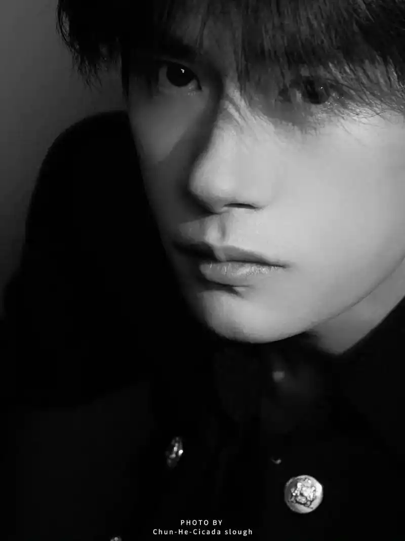 谢谢你,我阴暗世界的小太阳#氛围感 #易烊千玺 #完美侧颜杀 - 抖音