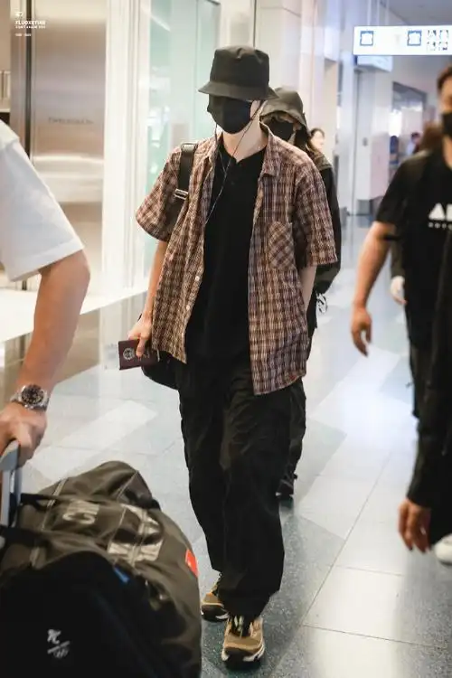 王一博红色格子衬衫机场造型