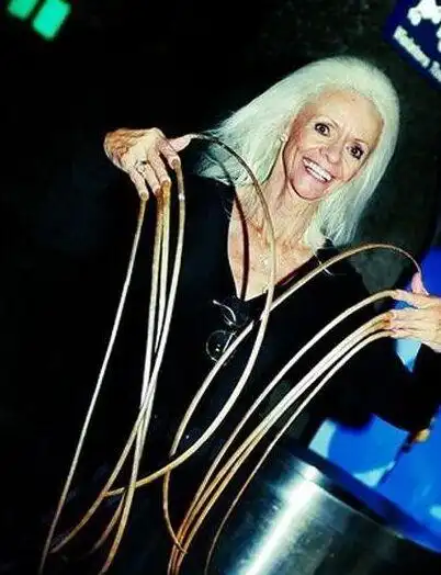 全球最长的手指甲 长度达到7米(组图)